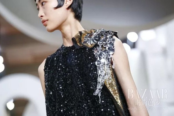 男人才相信眼泪，我只要BlingBling成串的闪钻！