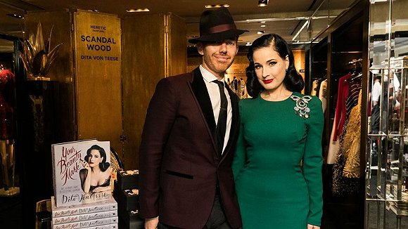 Douglas Little（左）和Dita Von Teese（右） 图片来源：JEENAH MOON