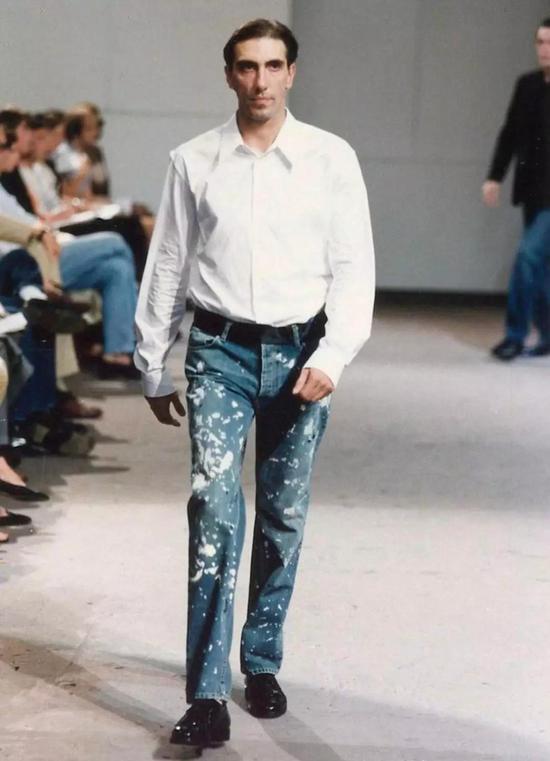 Helmut Lang在1998年推出的画家牛仔裤，上面布满斑驳的涂料痕迹