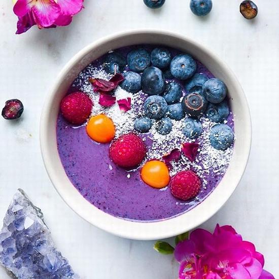 蓝莓蛋白奶昔 图片源自instagramsupersmoothiebowl