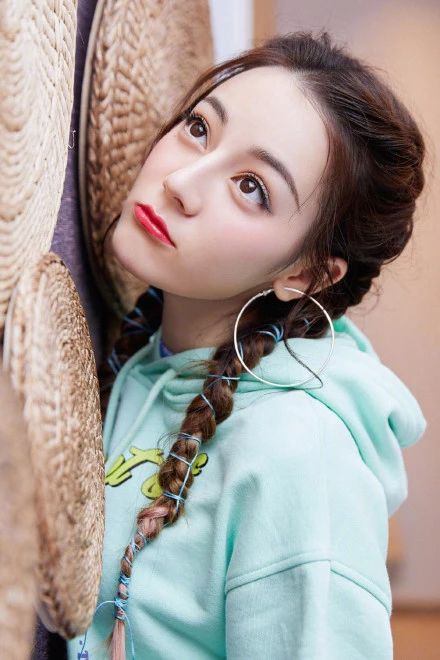 画蓝绿色眼线的热巴 是创造营小哥哥们的妹妹吧？
