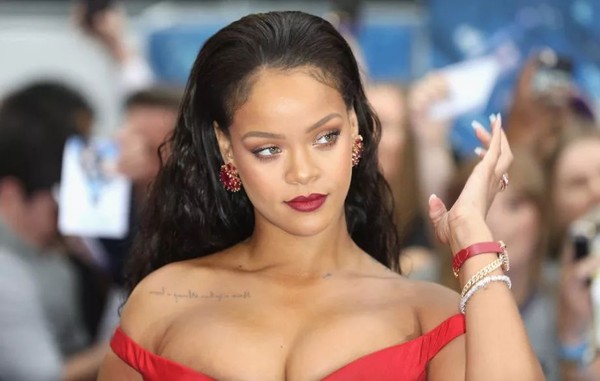 我是坐拥6亿身家富可敌国的全球最rich歌手Rihanna