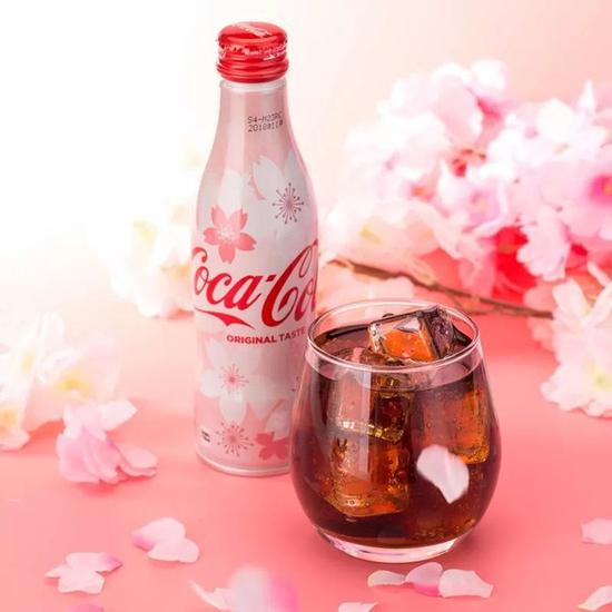 可口可乐去年也有出过樱花限定的包装，梦幻的粉色，总是让人很心动的！