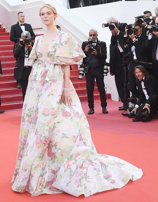 影星Elle Fanning穿着2019 Spring Valentino Haute Couture