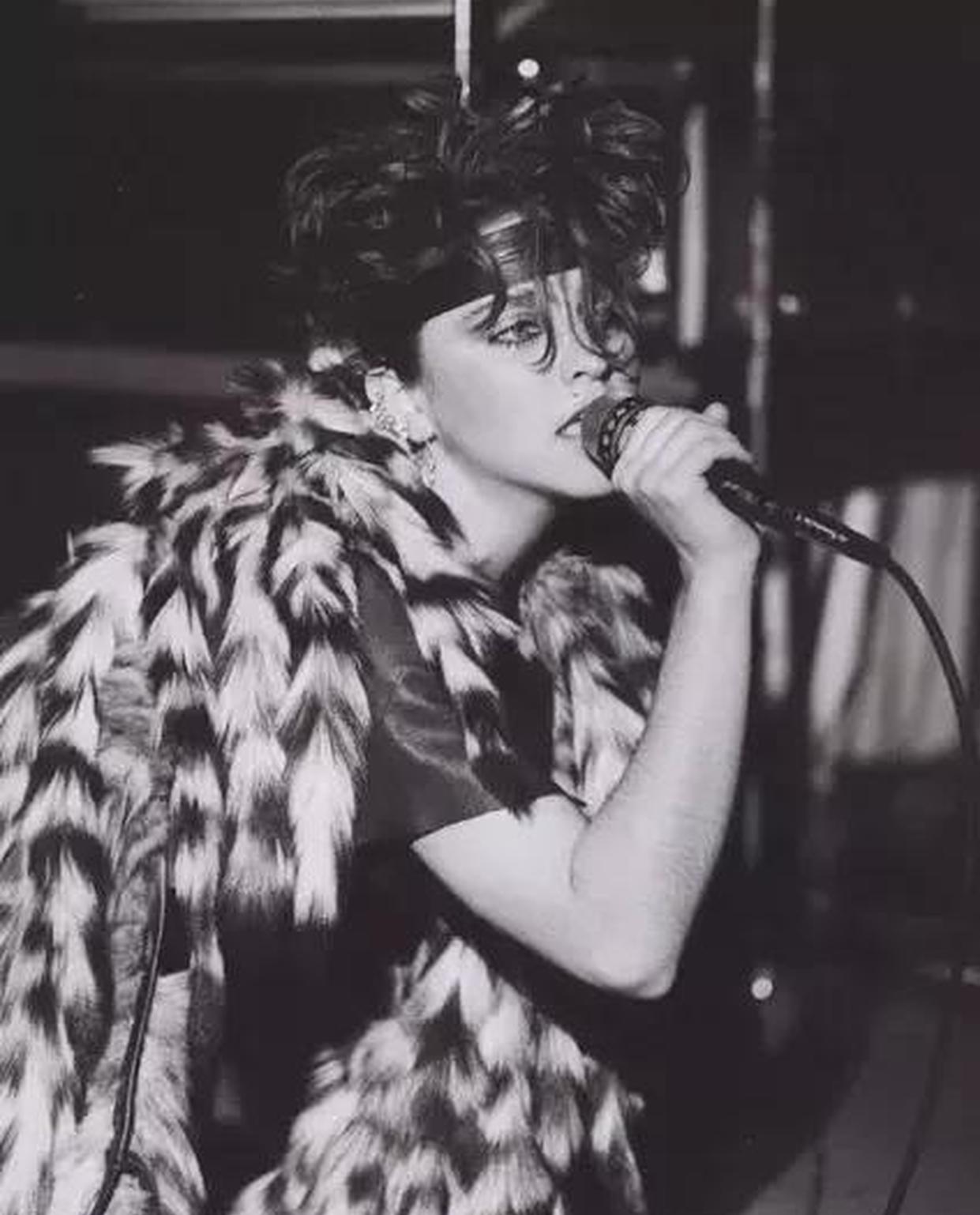 1981年，成名前的麦当娜在长岛一家叫山姆叔叔的布鲁斯俱乐部表演