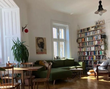 一个人住小公寓太美好 独享阳光植物和一整墙的书