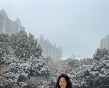 沈梦辰晒初雪美照 针织衫映衬白雪