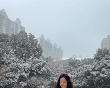 沈梦辰晒初雪美照 针织衫映衬白雪美成画报