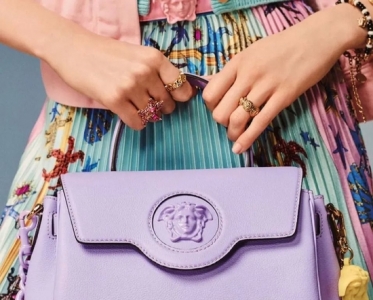 2022 年流行色发布，这些「蓝紫色调」包袋已预订你的衣橱