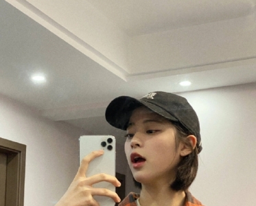 欧阳娜娜最新对镜自拍 格子衬衣牛