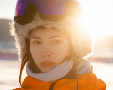 何穗晒新疆云霄峰滑雪照 林海雪原