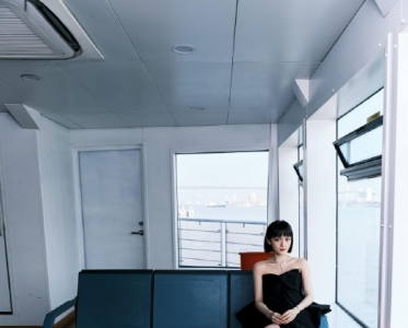 文淇俏皮少女感写真 着黑色抹胸裙