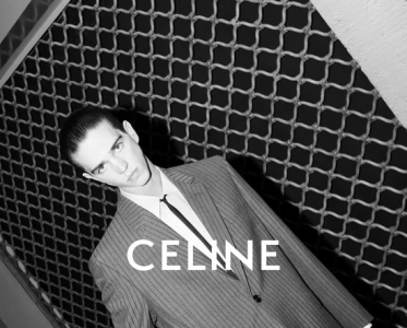 他是最新的 CELINE 男孩！