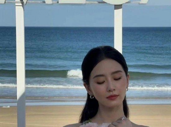 刘诗诗化身温婉花仙子 穿白裙戴粉花优雅清丽