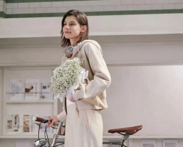曾被看作“运动专属”的单品，如今正霸占时髦精衣橱