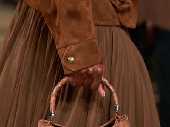 这个秋天的时尚单品，居然是脚上“皱巴巴”的靴子？